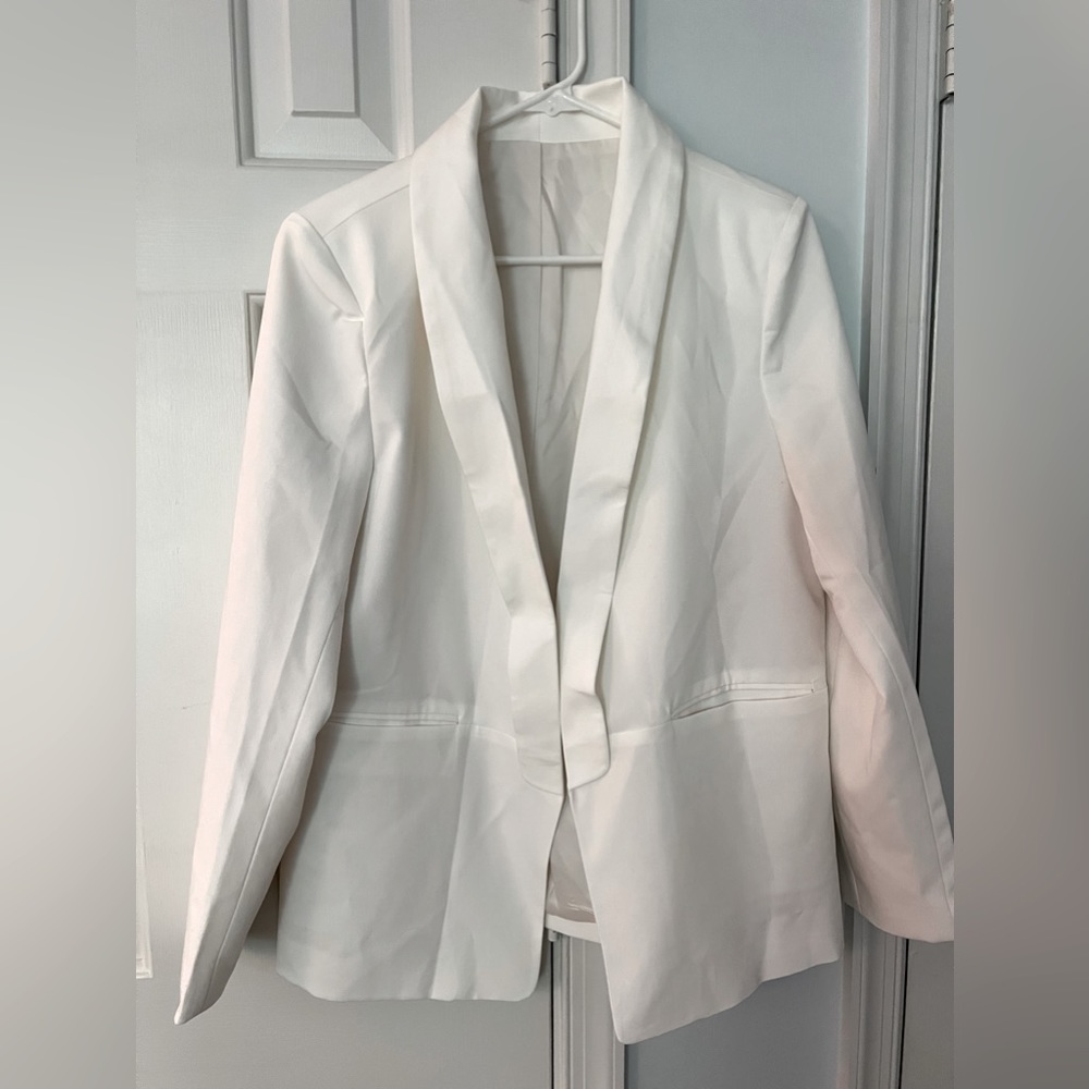 Size medium. Fits like a women’s size 8